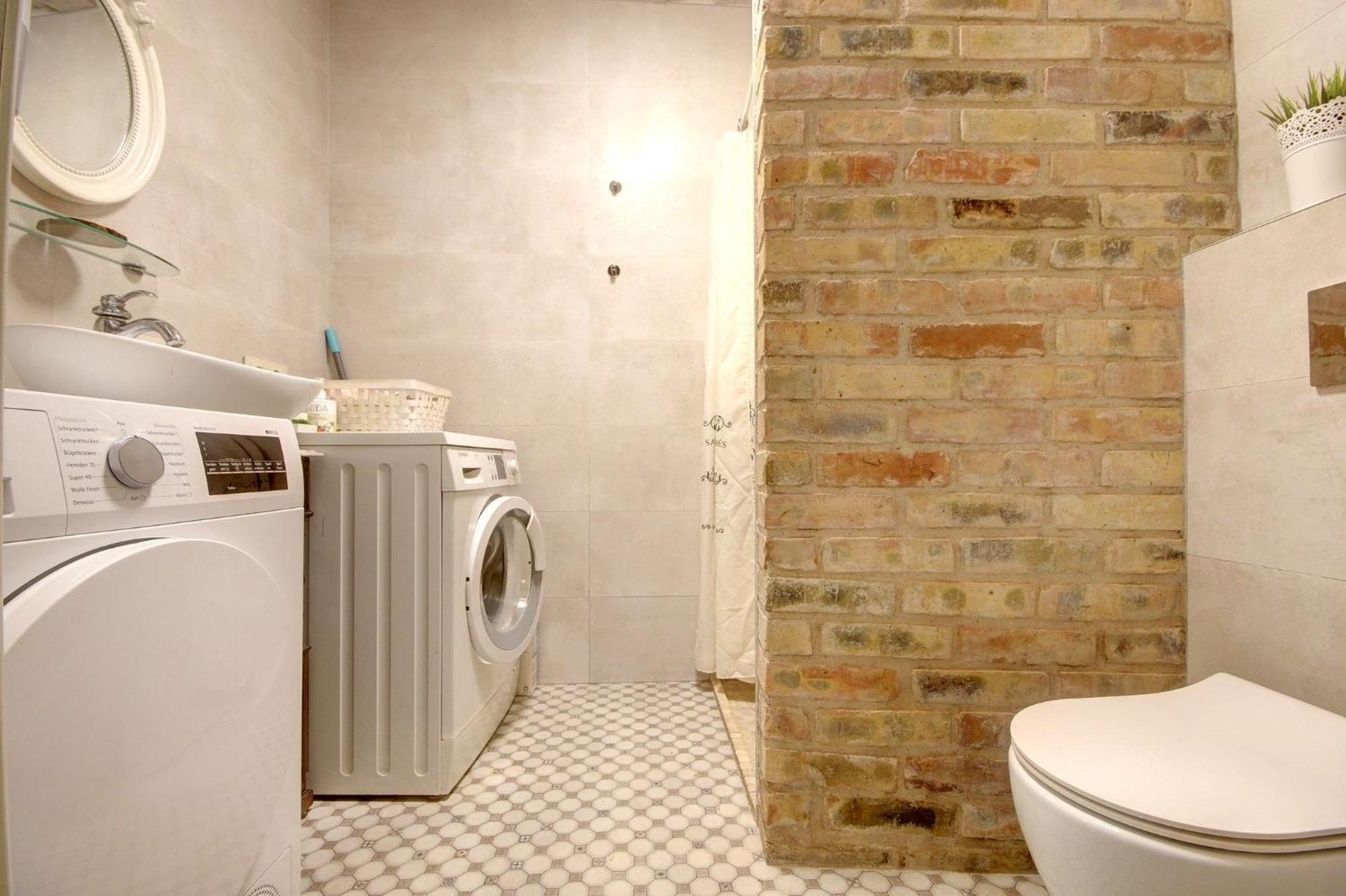 Historical Apartments X Free Parking Self Check In 24X7 By H&H 빌뉴스 외부 사진